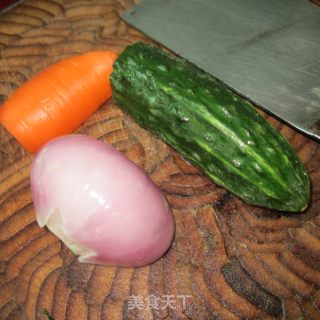 干煸洋葱黄瓜胡萝卜丁的做法步骤：1