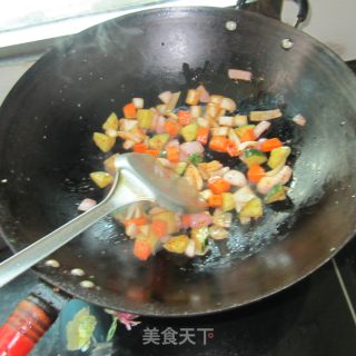 干煸洋葱黄瓜胡萝卜丁的做法步骤：3