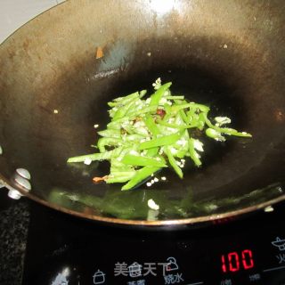 青椒红萝卜丝的做法步骤：2