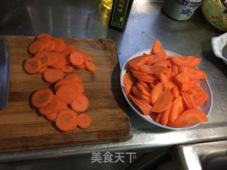 蚝油焖胡萝卜----晚上的减肥餐的做法步骤：2