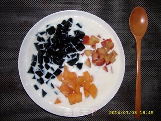 牛奶水果龟苓膏的甜品的做法步骤：11