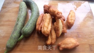 丝瓜油条的做法步骤：1