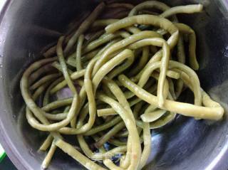 酸豆角肉末的做法步骤：2
