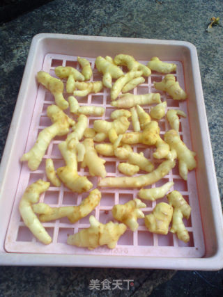 糖醋泡嫩姜的做法步骤：1
