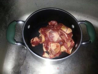 牛肉炖土豆的做法步骤：1