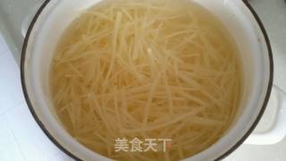 春饼土豆丝的做法步骤：1