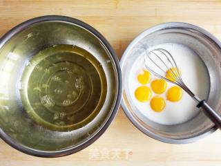 皇冠戚风蛋糕的做法步骤：2