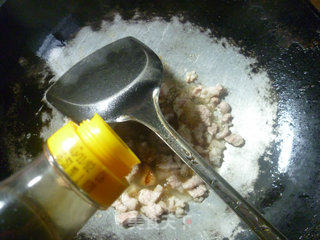 五花肉梅豆炒西瓜皮的做法步骤：7
