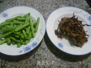 笋干菜炒梅豆的做法步骤：1
