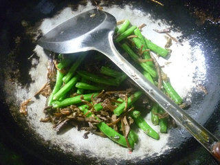 笋干菜炒梅豆的做法步骤：4