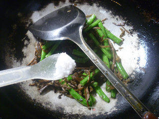 笋干菜炒梅豆的做法步骤：5