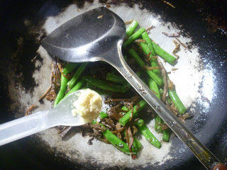 笋干菜炒梅豆的做法步骤：6