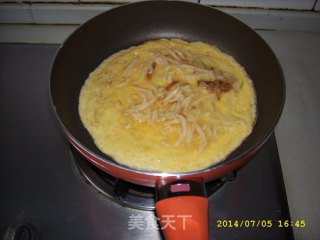 梅菜笋丝鸡蛋煎饼和金针菇笋丝鸡蛋煎饼的做法步骤：2