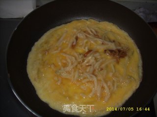 梅菜笋丝鸡蛋煎饼和金针菇笋丝鸡蛋煎饼的做法步骤：4