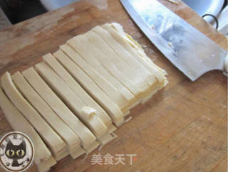 青椒炒千张的做法步骤：1