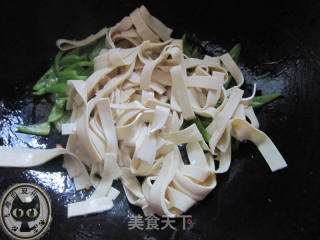 青椒炒千张的做法步骤：4