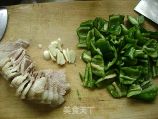 青椒回锅肉的做法步骤：2
