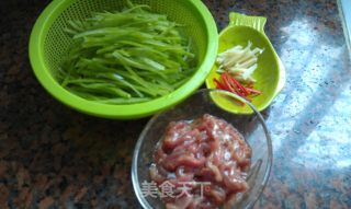 凉瓜丝炒肉丝的做法步骤：2