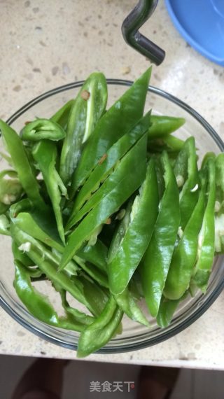 青辣椒红萝卜丝配猪肉丝的做法步骤：1