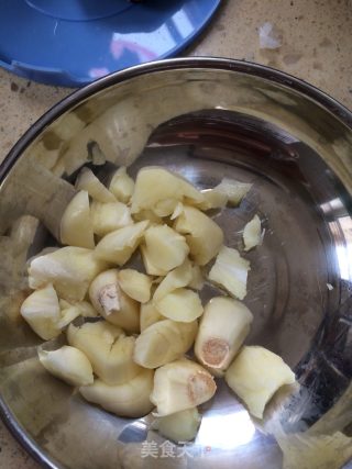 青辣椒红萝卜丝配猪肉丝的做法步骤：2