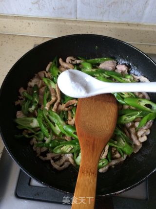 青辣椒红萝卜丝配猪肉丝的做法步骤：9
