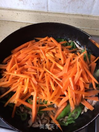青辣椒红萝卜丝配猪肉丝的做法步骤：10