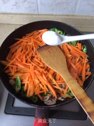 青辣椒红萝卜丝配猪肉丝的做法步骤：11