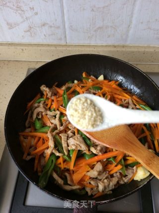 青辣椒红萝卜丝配猪肉丝的做法步骤：13
