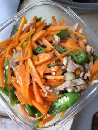 青辣椒红萝卜丝配猪肉丝的做法步骤：15