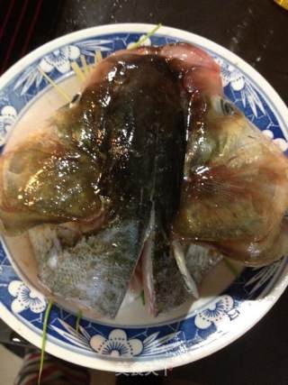 剁椒蒸鱼头的做法步骤：1
