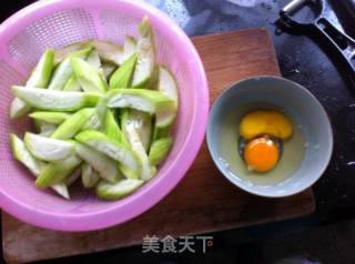 丝瓜炒鸡蛋的做法步骤：1