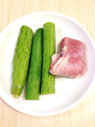 夏日餐桌肉末丝瓜蛋花汤的做法步骤：1