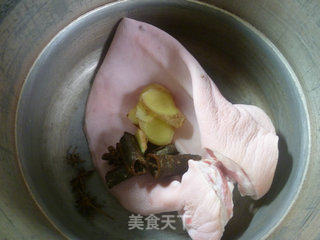 白切猪耳朵的做法步骤：7