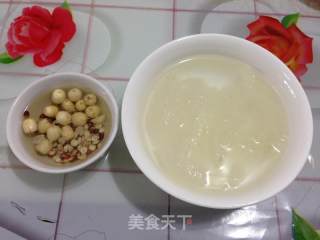 莲子芡实炖阿胶燕窝的做法步骤：1