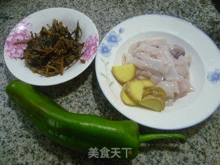 梅干菜青椒炒鱿鱼的做法步骤：1