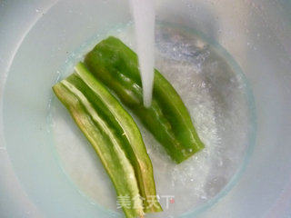 梅干菜青椒炒鱿鱼的做法步骤：2