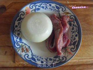 圆葱炒羊肉的做法步骤：1