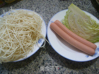 火腿肠圆白菜炒面的做法步骤：1