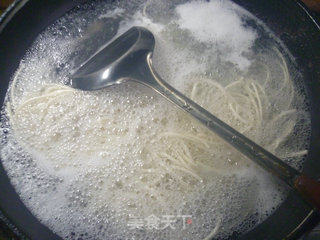 火腿肠圆白菜炒面的做法步骤：4