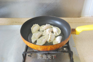 蒜香煎饺的做法步骤：2