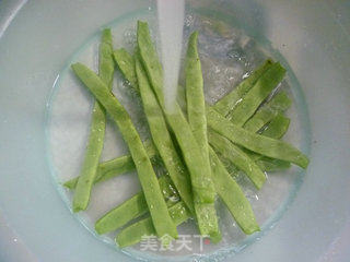 脆皮肠榨菜炒油豆角的做法步骤：2