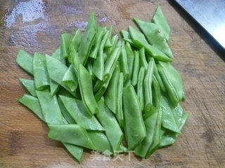 脆皮肠榨菜炒油豆角的做法步骤：3
