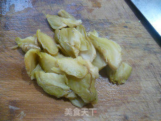 脆皮肠榨菜炒油豆角的做法步骤：4