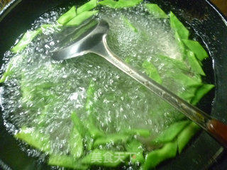 脆皮肠榨菜炒油豆角的做法步骤：6