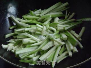蒜茸丝瓜丝的做法步骤：2