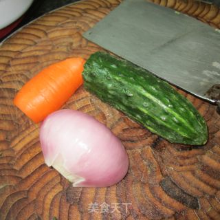 洋葱拌黄瓜的做法步骤：1