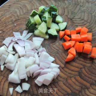 洋葱拌黄瓜的做法步骤：2