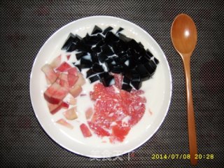 牛奶蜜桃西柚龟苓膏甜品的做法步骤：12