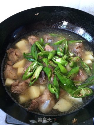 青辣椒煮排骨土豆的做法步骤：12