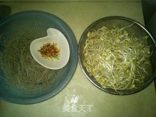 豆芽炒粉丝的做法步骤：1